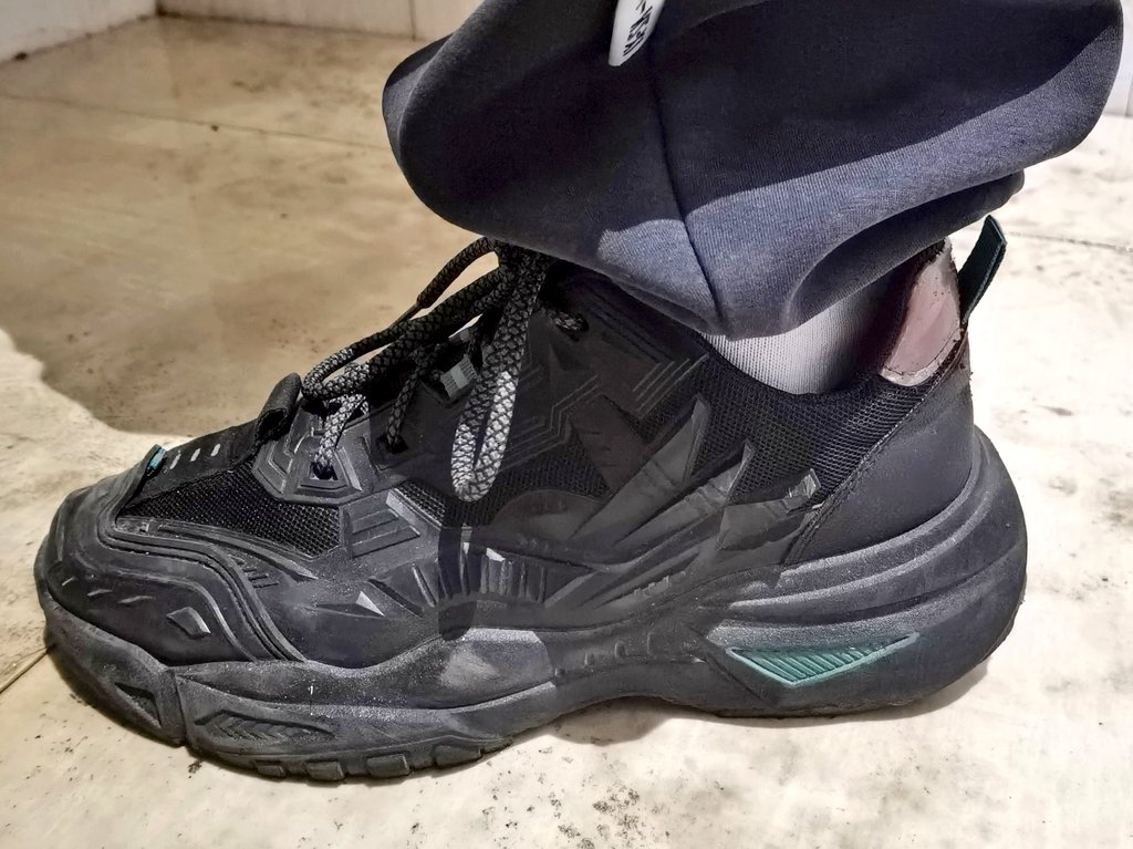 偷偷喝到了小哥哥的圣水，尽管有点少，但是很好喝，小哥哥的鞋有点脏，好想帮他舔干净…