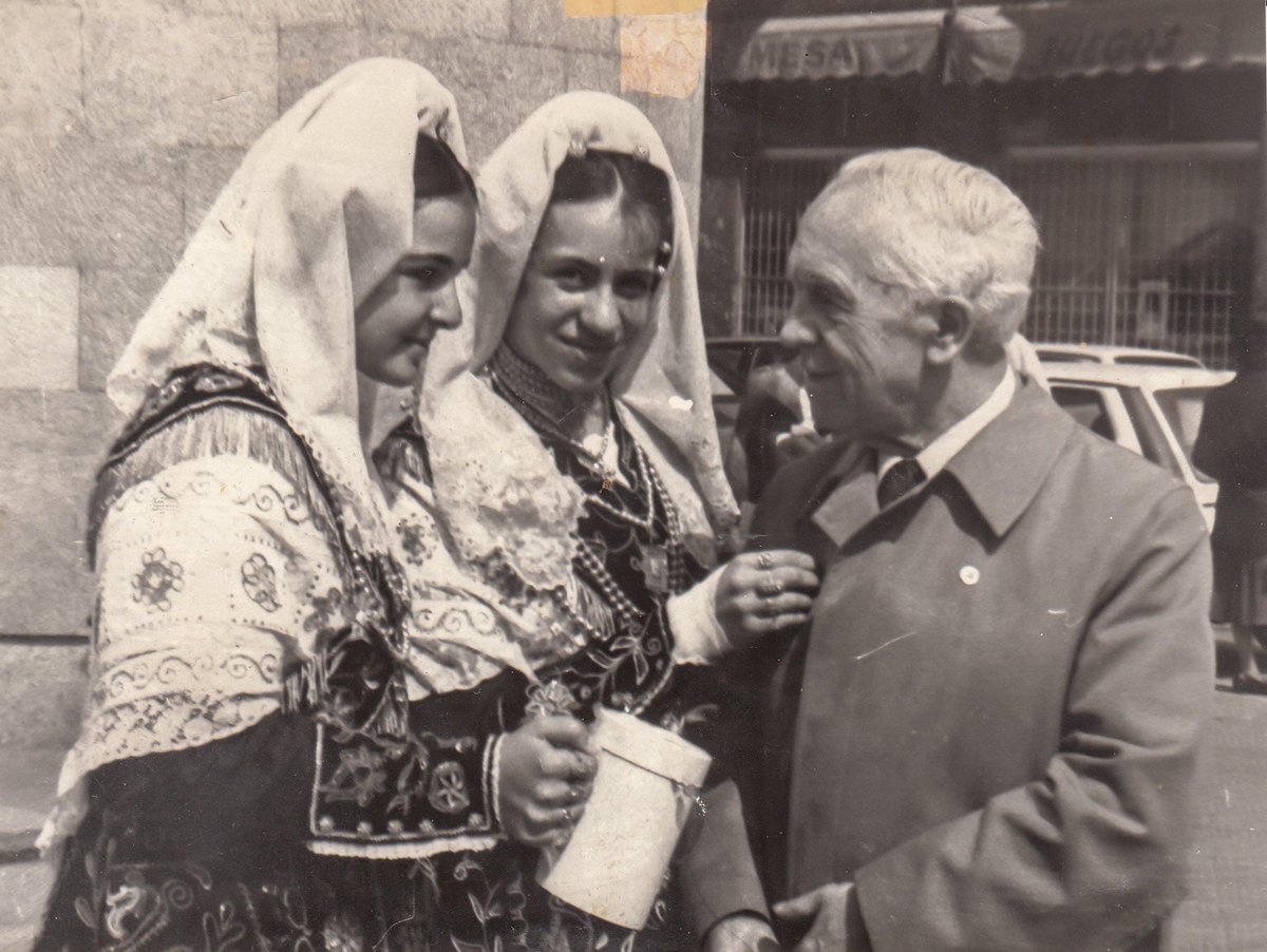 1988, en la Gaceta Regional de #Salamanca se publicaba esta fotografía de dos charras el día de la Banderita d Cruz Roja. Una soy yo, la otra mi prima Sonia y el hombre, mi abuelo Alberto, más conocido como Sr.Crespo. Se cumple el 150 aniversario de la Banderita <a href="/CruzRojaSalaman/">Cruz Roja en Salamanca</a>