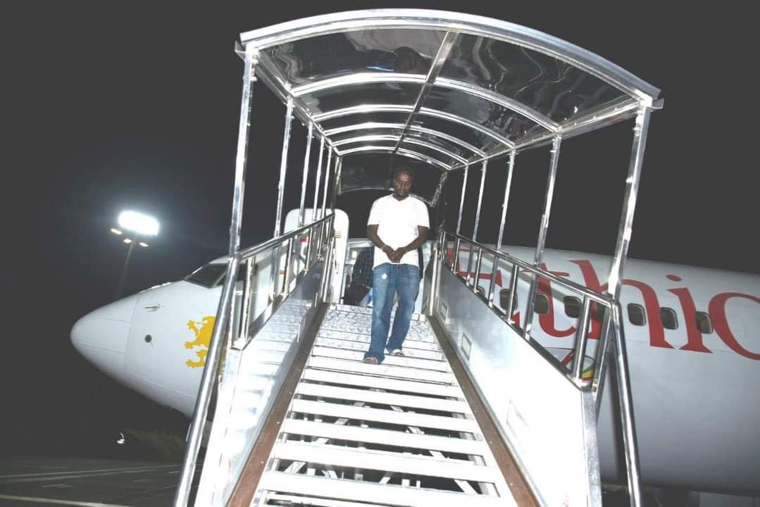DeelewaanB's tweet photo. #የአሸባሪው_ፋኖ ቡድን መሪ የሆነው ጎበዜ ሲሳይ የተባለ ፅንፈኛ ከጅቡቲ በinterpol ተቀፍድዶ ገብቷል። መንግስት ልክ #ወያኔንና_ኦነግን በሽብር እንደፈረጀው #ፋኖ የሚባልን ወንበዴ ቡድንም መፈረጅ አለበት። #ነfጠኛ የሀገር ��ላት ነው። https://t.co/EvsAZI2i5h