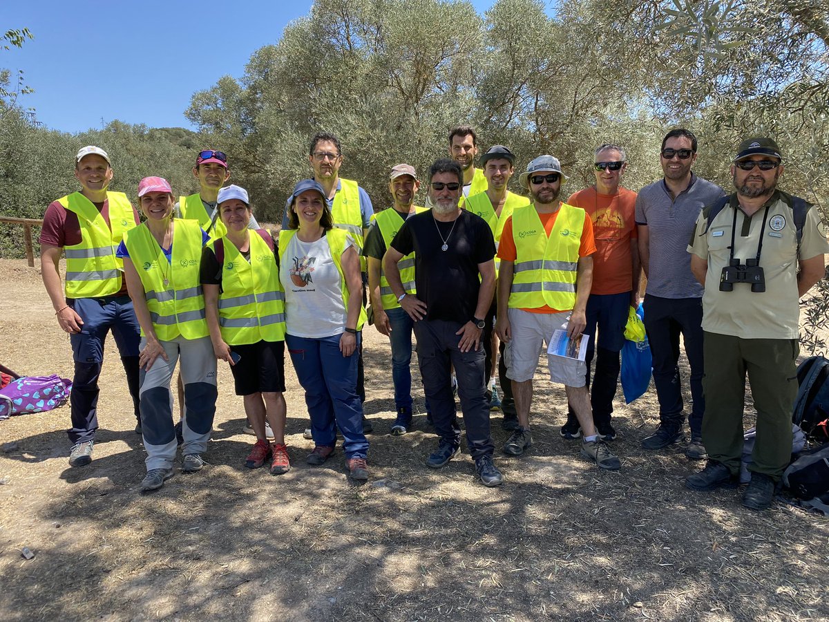 Geochema's tweet photo. Equipazo en el #Geolodia23 de la provincia de #Cordoba a pesar del calor https://t.co/7VMC7vC2Nf