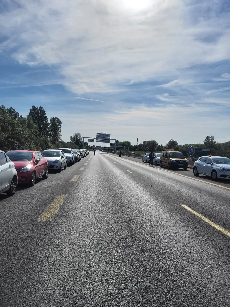 MtropoleCommun1's tweet photo. [Mobilités - Inauguration de la rocade]

La mise 2x3 voies de la rocade touche à sa fin !

#mobilité #bordeauxmetropole #MetropoleCommunes https://t.co/c8FZM8M4Xa