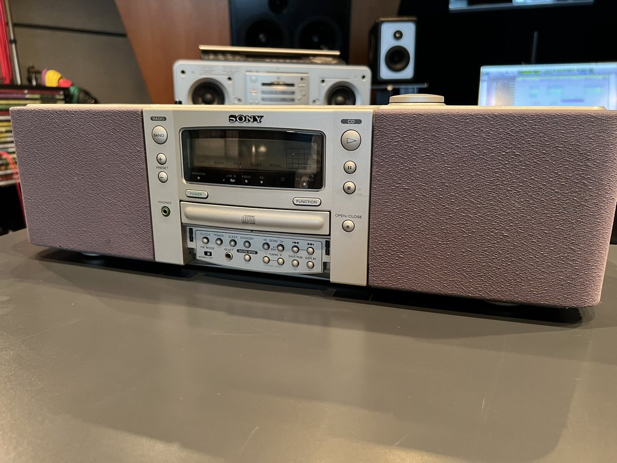 持ち回りF1くん御臨終。
部品取りがもう1台あるから復活はするだろうけど、woodconeの予備が眠ってるからプラダンでケース作ってそっちを持ち回るかな。
プラダンケースの自作って難しいんだろうか。。
やってみたいような面倒くさいような…。
よし、暫く放置(笑)