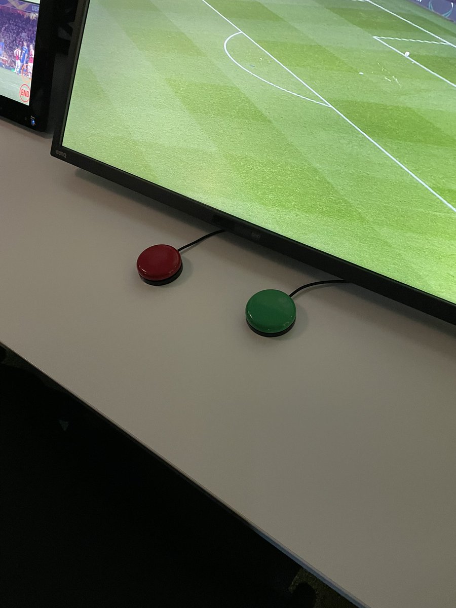 Concernant la VAR, beaucoup se demandent à quoi servent les deux boutons. 
Réponse :
🔴 : sert à couper le son d’ambiance et des discussions entre arbitre afin de favoriser la concentration.
🟢: sert à taguer ou signaler un moment que les arbitres souhaitent re visionner.