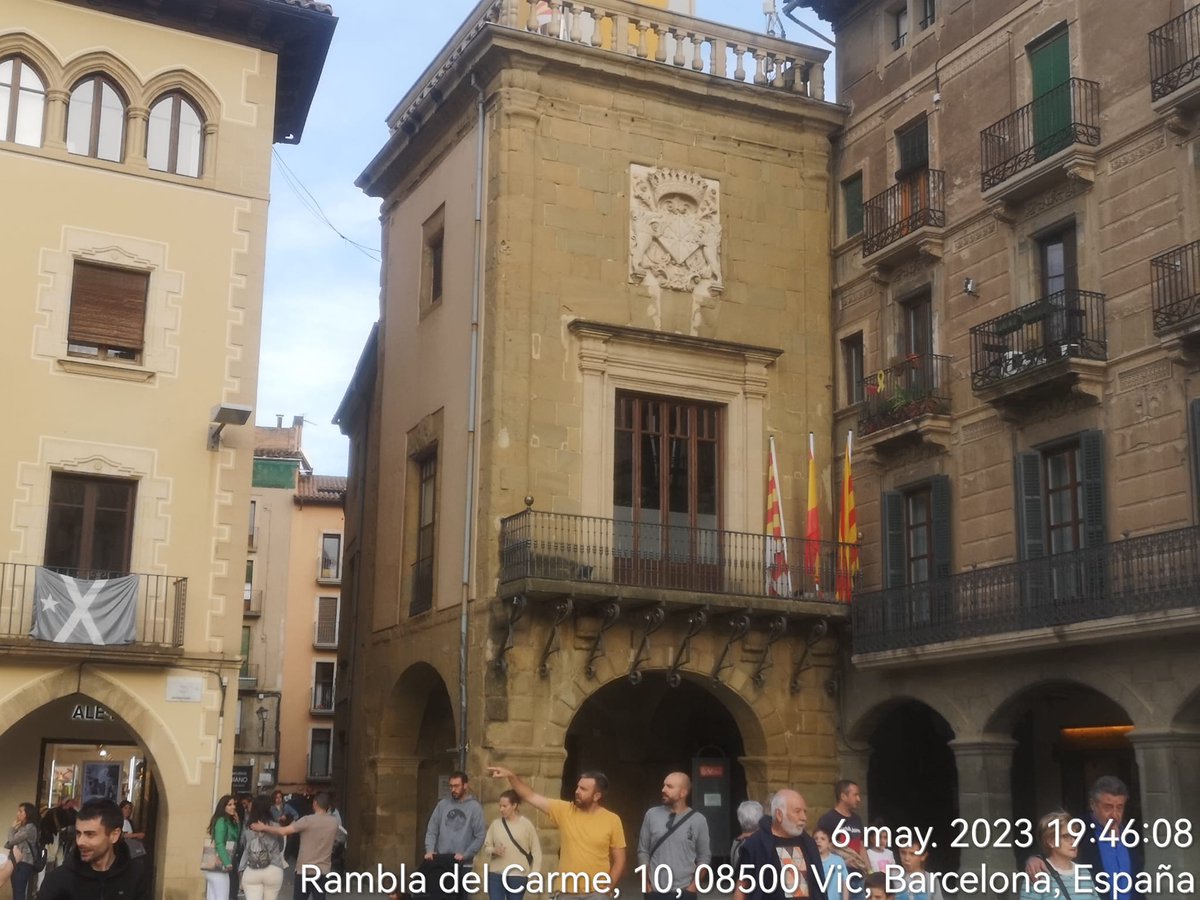 Impulso_Ciudada's tweet photo. Y 24 horas después, el Ayuntamiento de Vic ya ha limpiado la mayoría de símbolos independentistas que manchaban la neutralidad institucional

Gracias a la denuncia de Impulso Ciudadano https://t.co/7e11YHMNit