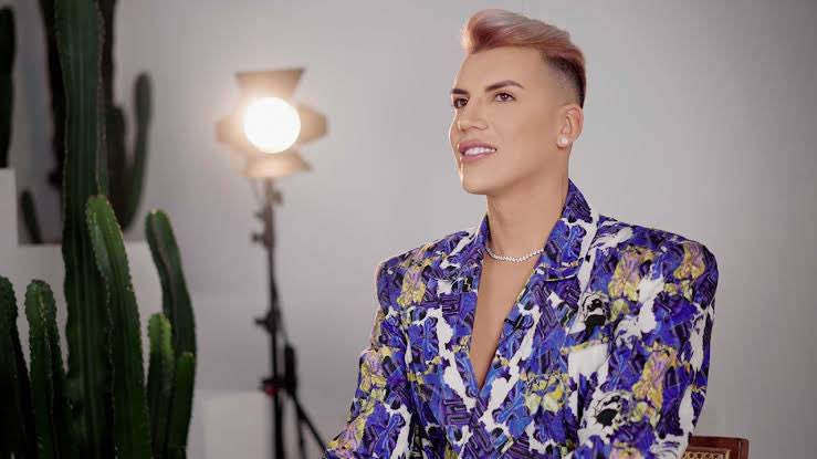 Milli yengemiz..Ben de diyorum bu adamın sesi yok,oyunculuk yok,hiç bir meziyeti yok ama birinci sınıf hayat yaşıyor,nerden geliyor bu değirmenin suyu