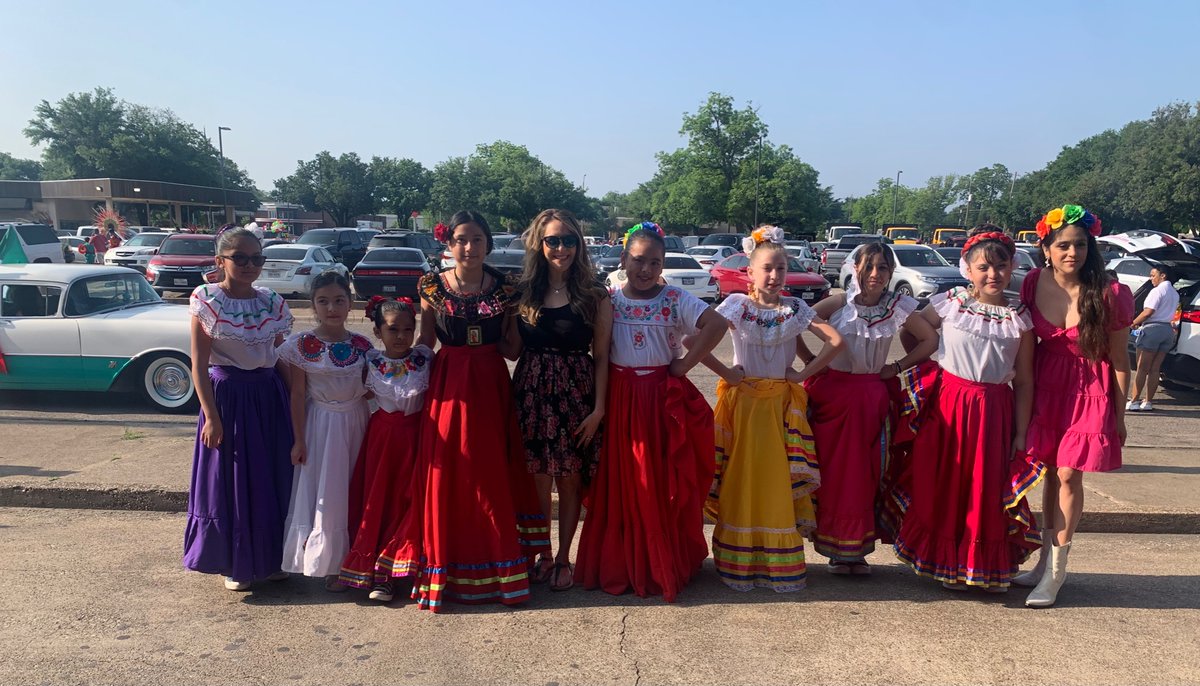 PrestonHollowES's tweet photo. Cinco De Mayo Parade Dallas! π²π½π #PHEInspired #IBPYP @TemesghenAsmer3 https://t.co/4uoQRZWhLv