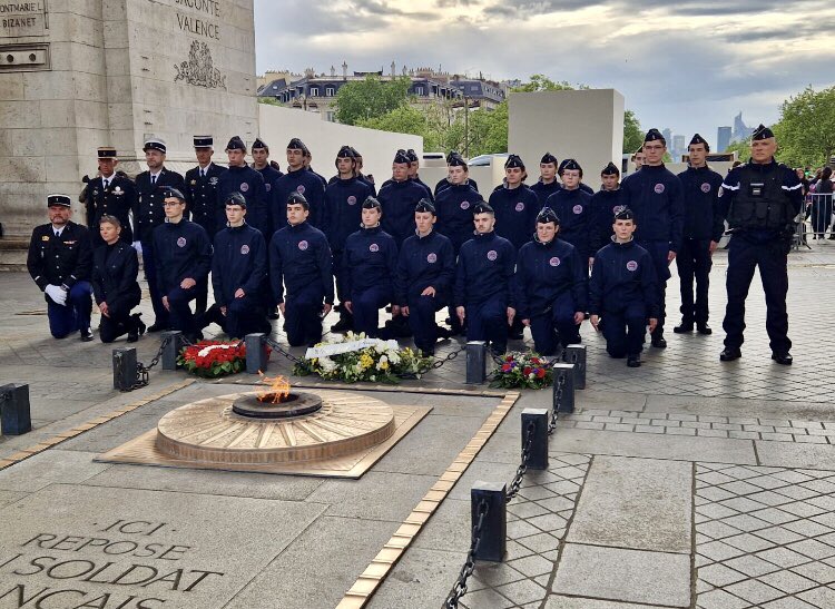 Acgn72's tweet photo. Un moment d’hommage et de recueillement pour nos cadets avec la participation au ravivage de la Flamme sous l’Arc de Triomphe 🇫🇷
Beaucoup d’émotion et d’engagement pour les jeunes, ainsi que pour les militaires d’active et de réserve du GGD72 qui les encadrent. https://t.co/26XwPPzbgG
