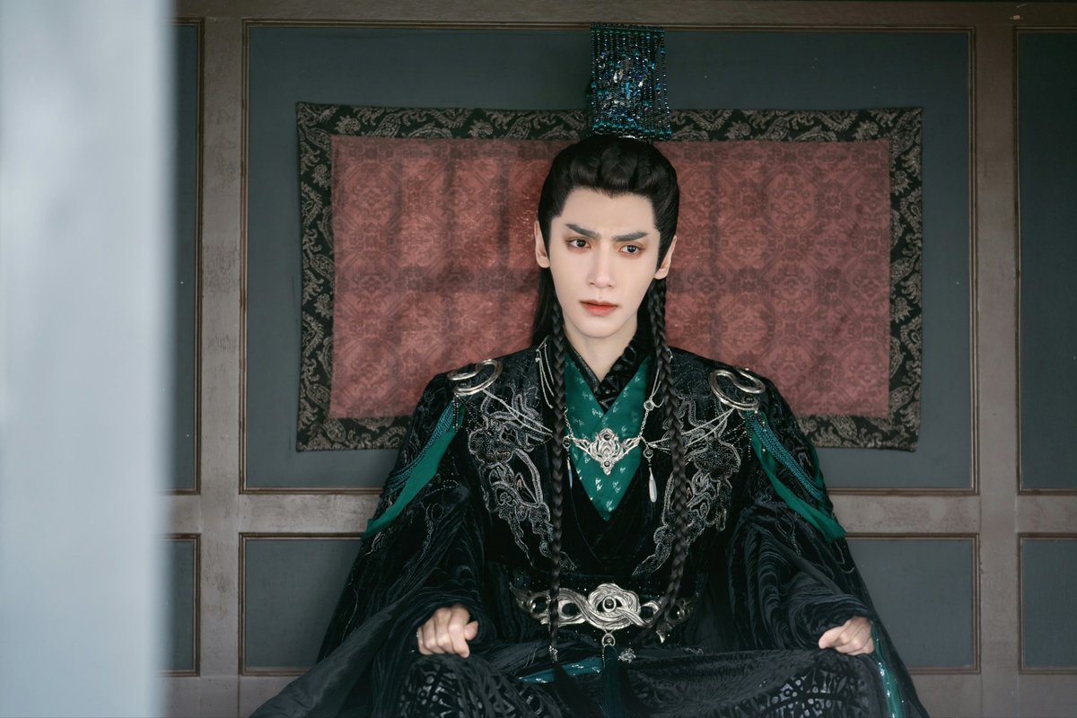 LuoYunxiBrazil's tweet photo. ❮#WEIBO︱📸︱LYX STUDIO❯  
—  Studio de #LuoYunxi lança novas fotos  do seu personagem no drama #TillTheEndOfTheMoon! 💙

"Imperador Jin.  E assista #CangJiumin continuar girando a roda de sua vida amanhã."

+

#罗云熙 #LeoLuo #TillTheEndOfTheMoon #LuoYunxi https://t.co/n2L3QBD2Et