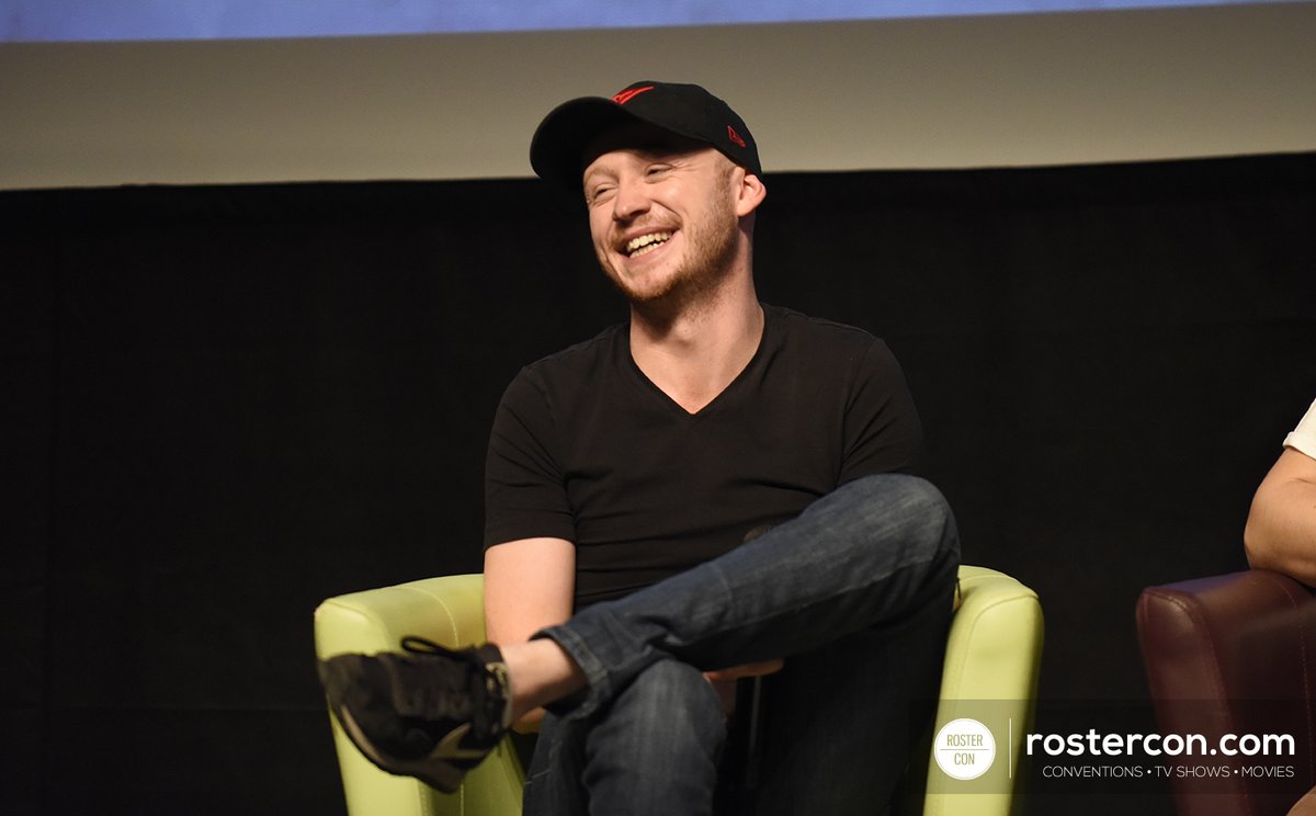 RosterCon's tweet photo. #TheLandCon5 - On termine la journée de dimanche avec les photos du panel de John Bell. / Last pictures from Sunday: John Bell's panel. #Outlander #TLC5 #TheLandCon
📷 https://t.co/SHFT9Nncvh https://t.co/cL4DKmMb3k