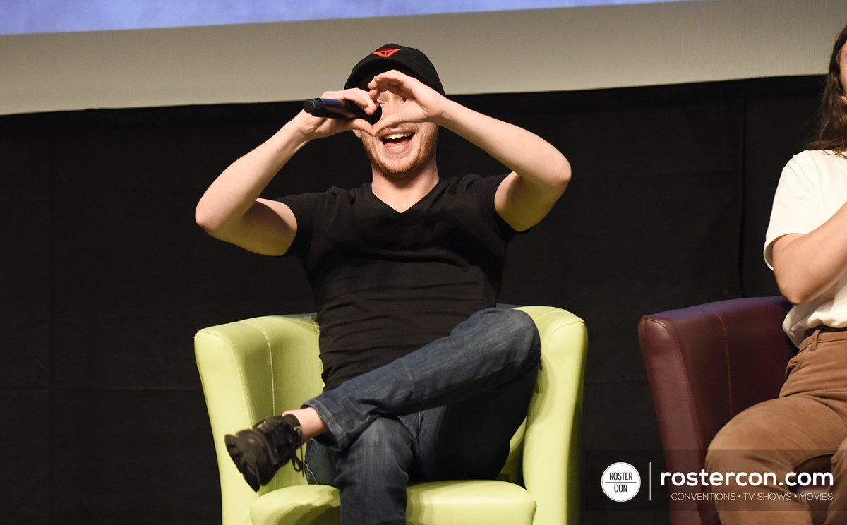 RosterCon's tweet photo. #TheLandCon5 - On termine la journée de dimanche avec les photos du panel de John Bell. / Last pictures from Sunday: John Bell's panel. #Outlander #TLC5 #TheLandCon
📷 https://t.co/SHFT9Nncvh https://t.co/cL4DKmMb3k