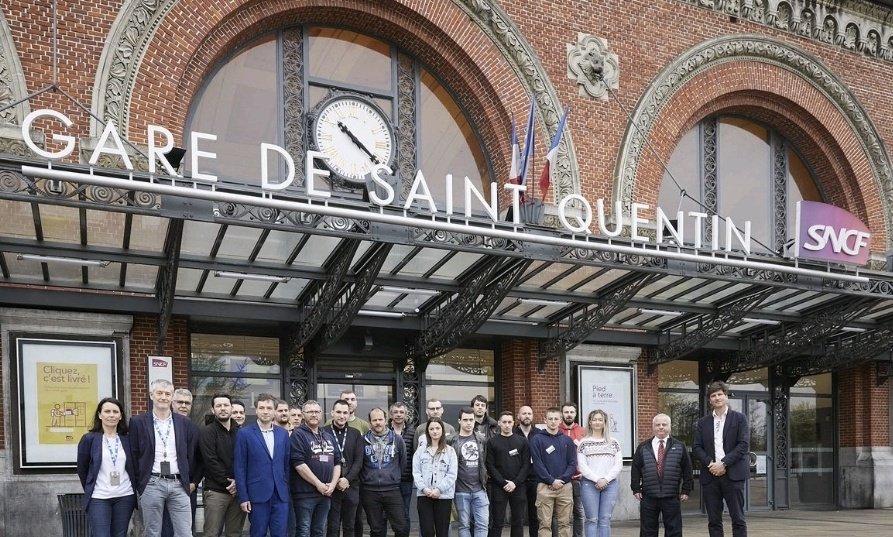 MichelMagniez's tweet photo. 🚂 10 futurs conducteurs de #train renforceront les équipes TER #HautsDeFrance à Saint-Quentin et Valenciennes.
Madame le Maire de St-Quentin sera leur marraine pour cette formation exigeante.
Elle m'a fait l'honneur de la représenter pour signer la charte de parrainage.
#SNCF https://t.co/4gkbo9yd1X