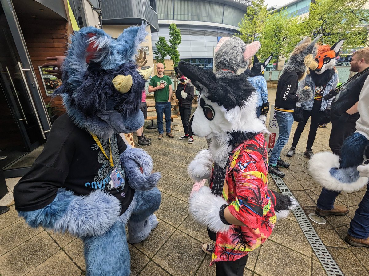 Hiversmrs's tweet photo. Nottsfurs May meet!
@goodboymoosey is the bunny
@ModDoesStuff is the Shark, cat dragon!
Strongmen 💪💪
#nottingham #nottsfurs #fursuiters https://t.co/THtxd3T5S6