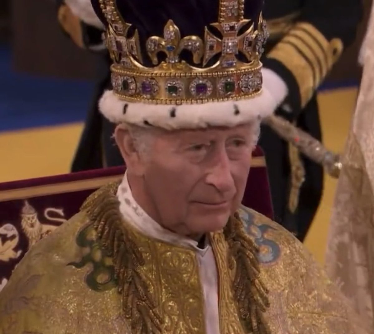 JenCarsonTaylor's tweet photo. The intensity of this moment:

The Prince of Wales pledges allegiance
The King responds with an emotional “Thank you, William.” https://t.co/pwf3D4NMdH
