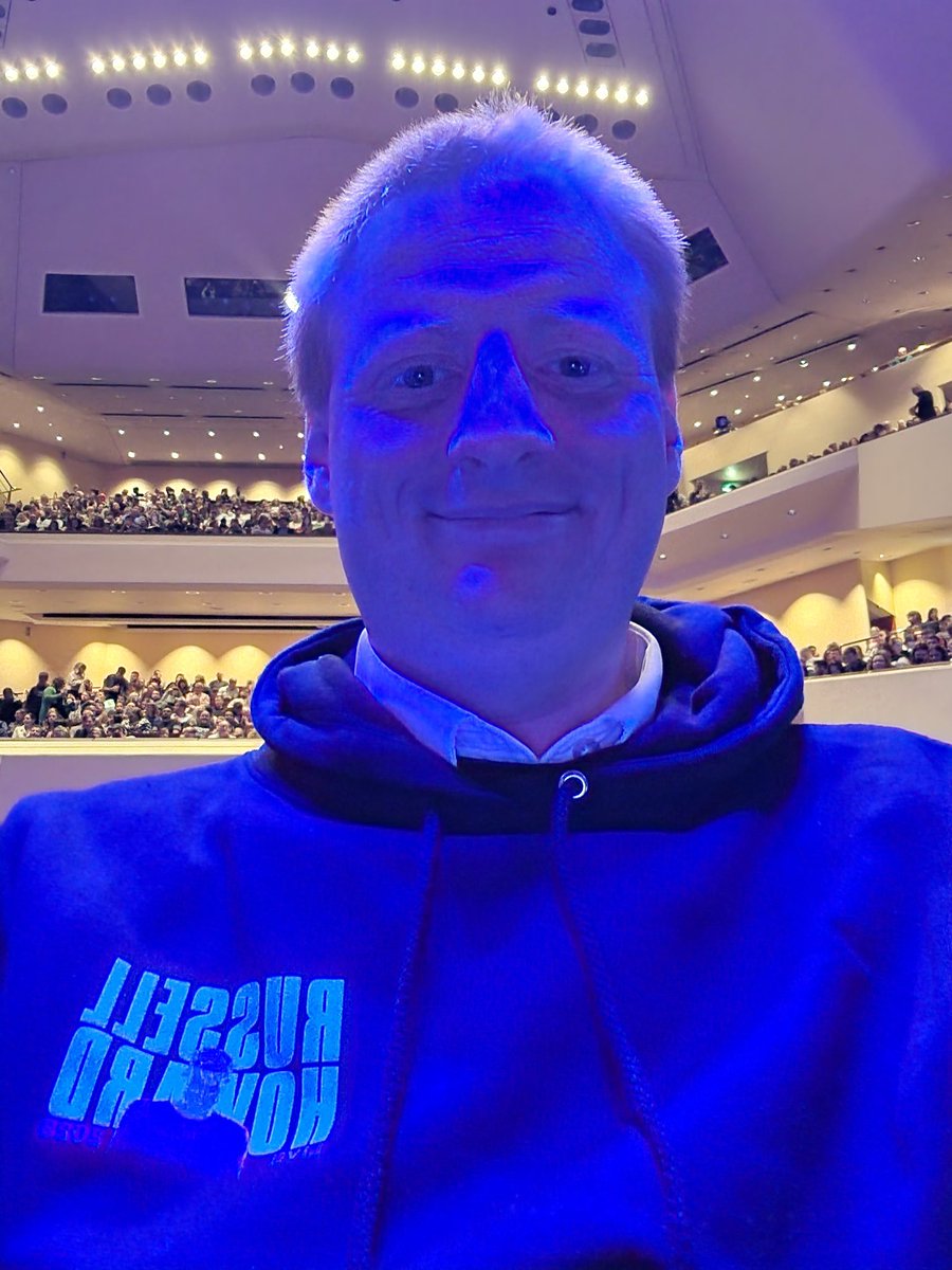Markginge25's tweet photo. Waiting to see @russellhoward in Nottingham with the greatest wife @L_K1990 

Rock it Russell. 😀😎👍 https://t.co/mBcuFEKHUK