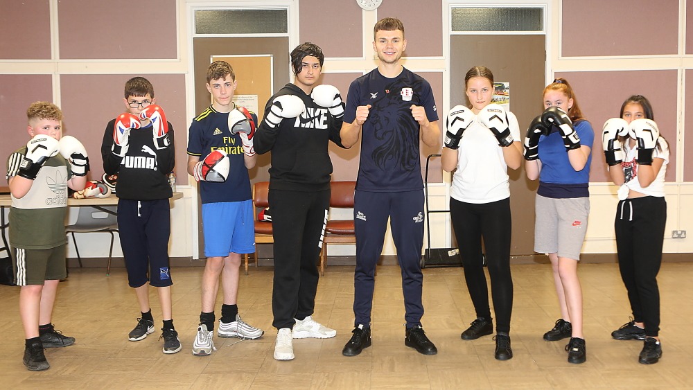 ColBoroughHomes's tweet photo. What an amazing FREE activity in Colchester 😲 Box Smart offered FREE boxing training to 13 - 15-year-olds! Aimed at improving fitness, skills and behaviour, it's no wonder Olympic boxer Lewis Richardson got involved so much 👏 https://t.co/WpXx3U8Ibf