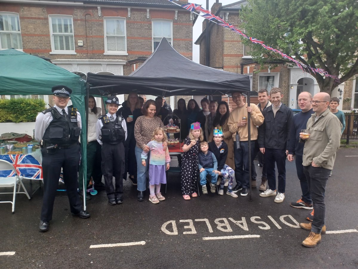 MPSSouthwark's tweet image. Coronation celebrations go on despite the rain. 🌧️

It&apos;s great to join residents of Derwent Grove #SE22 while on patrol #coronation #MyLocalMet