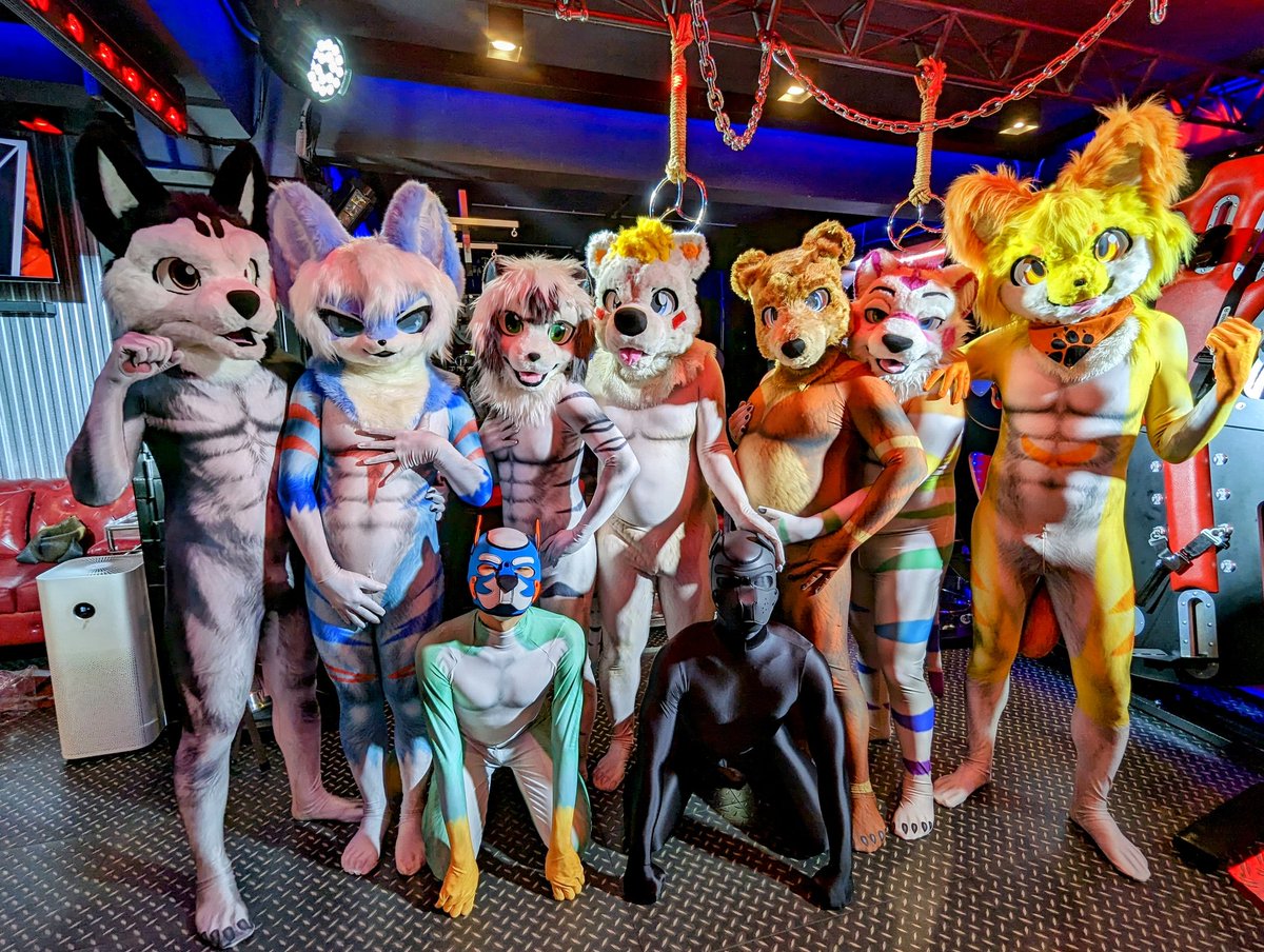 Esky and his friend 👯 @Otsubu_aftduck @tama_nthegang @ooh44 @hunkuma_fur @MungMingTiger @bothfelixfox @7ai7ang7ai3 @hlangarn 👕 @PETSUITFORFUN 📌 @redroombangkok