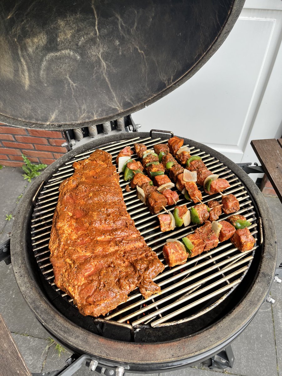 Saturday Giant Robs and pork chops … ⁦<a href="/RuurdBakker82/">Ruurd Bakker</a>⁩ am back baby #tweetyourmeat #vexpert #bbq