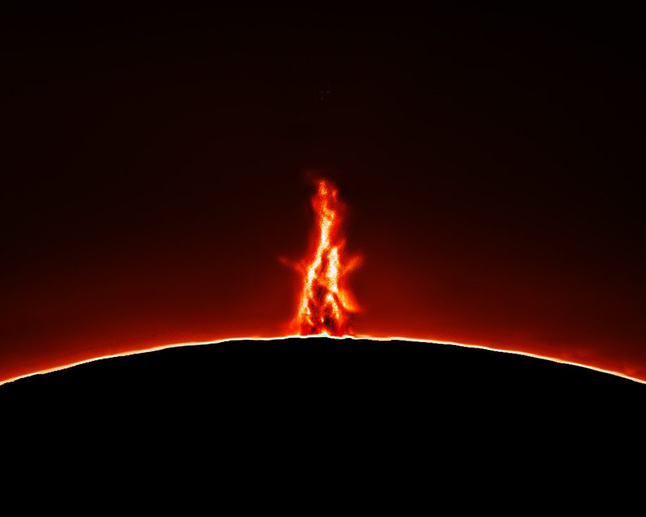 MackMurdoc's tweet photo. On the second picture is a huge solar prom blasting 55,000 miles away from the #sun, only to get sucked back in by its magnetic pull, the sun was pretty active that day.
Read more here: https://t.co/fe1ddqAbyr
#solar #solarflare #sunphoto #solarprom #hydrogen https://t.co/DiczGBn0PF