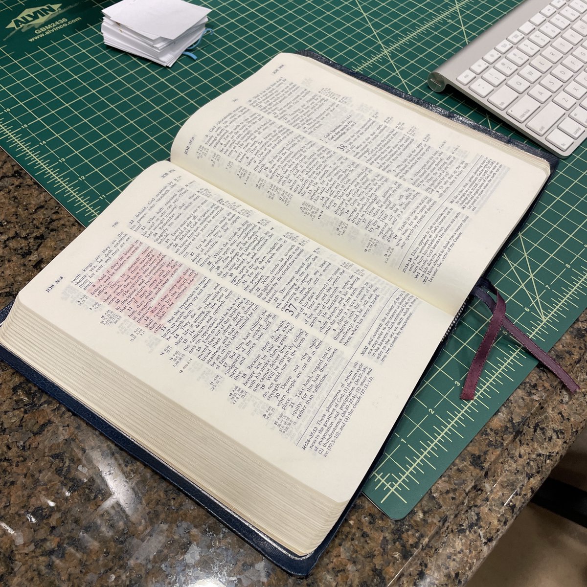 Encontacto's tweet photo. El Dr. Stanley dejó abierta su Biblia en Job 36, con los versículos 8-12 resaltados. El versículo 11 dice: "Si oyeren, y le sirvieren, acabarán sus días en bienestar, y sus años en dicha". El Dr. Stanley escuchó, sirvió y fue abundantemente bendecido. Ahora es nuestro turno. https://t.co/bQRW6ktDc5