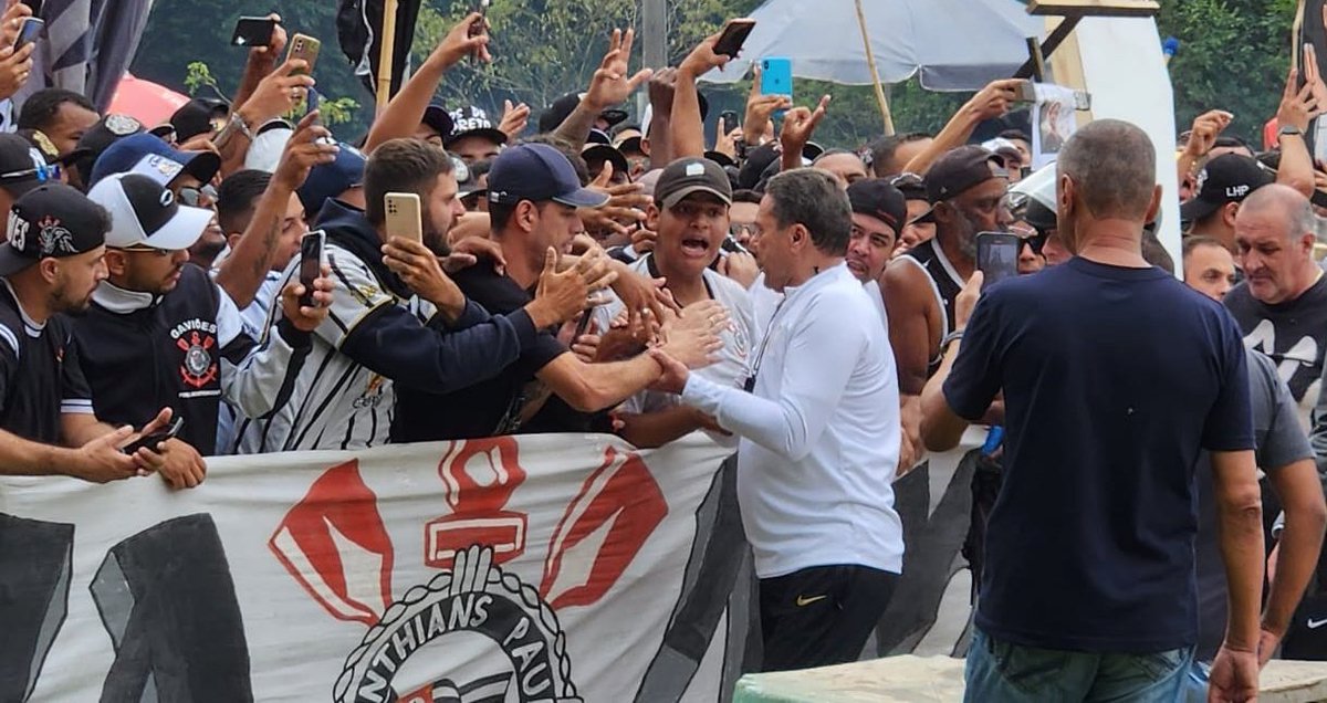 NJanfren's tweet photo. O Pofexô Luxemburgo REPRESENTOU. Ele não tem absolutamente nada a ver com a atual fase do Corinthians, mas ele saiu do CT e foi falar com as torcidas organizadas. 

Tem muito culhão, mais que muito medalhão omisso dentro do clube. O Pôfexo entende o que é SER CORINTHIANS! https://t.co/J0pbKrf7C8