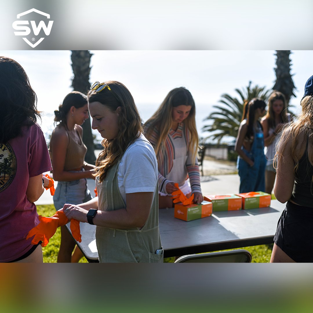 SWSSGlobal's tweet photo. "Lending a hand to mother nature 🤝🌍 With our eco-friendly gloves, we were able to clean up the beach without harming the environment 💚#SWSS #SWSustainability #cleanupcrew #SWgloves #oceanlove" https://t.co/OyLUsYTYzF