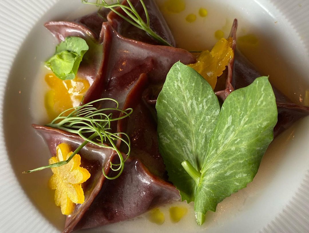 P I R A M I D I

red beet · burrata · english pea · goat butter

📷: @kellyburnsgallagher