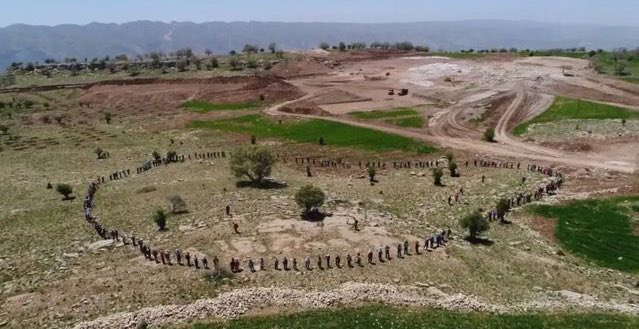 IranianPlateau's tweet photo. حلقه‌ی انسانی هموطنان در ایلام برای نجات بلوط‌ها از چنگال شرکت نفت. https://t.co/R5RSdG01b5