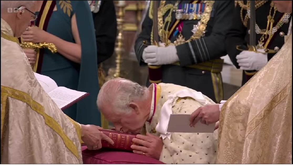 doncastor4's tweet photo. THE king OF 15 COUNTRIES BOWED DOWN & KISSED THE BIBLE, AFTER SOME SATANIST TORE ITS PAGES THE OTHER DAY. HAHAHA!
At the name of Jesus every knee shall bow, every tongue confess that Jesus Christ is Lord!!!
#satanist #atheist #lgbtq #trans #satancon
#charles #coronation https://t.co/K012chXNwr
