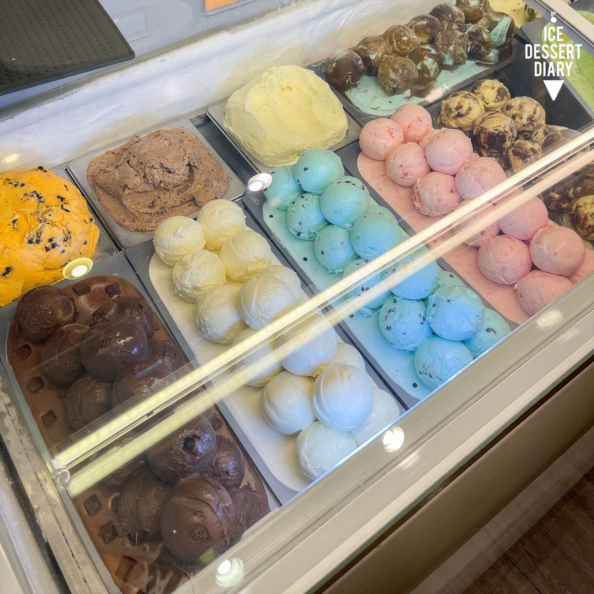 icedessertdiary's tweet photo. อมก ละลานตามากจริง! 🤩 𝑺𝒄𝒐𝒐𝒑𝒑🍨 ไอศกรีมโฮมเมดที่เปิดมานานกว่า 10 ปี มีมากกว่า 50 รส ตู้ไอศกรีม 4-5 ตู้คือรสแทบไม่ซ้ำ มีครบทุกแนว ผลไม้ สดชื่น ช็อกโกแลต เบสนม ครบมากตอบโจทย์ทุกวัย แถมราคาดีสุด สกู๊ปละ 35 เท่านั้น 😆 ร้านอยู่ตรอกสุกร เยาวราชน้าา @aroii #อร่อยบอกต่อ https://t.co/oAorzmVGKo