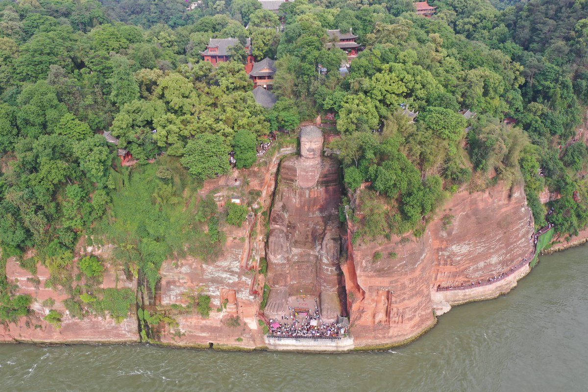 withwolf79's tweet image. 乐山大佛的开凿方式和巴米扬大佛一样，大佛嵌在山体里。注视着大渡河、岷江、青衣江三水汇流的地方，一看便是千年