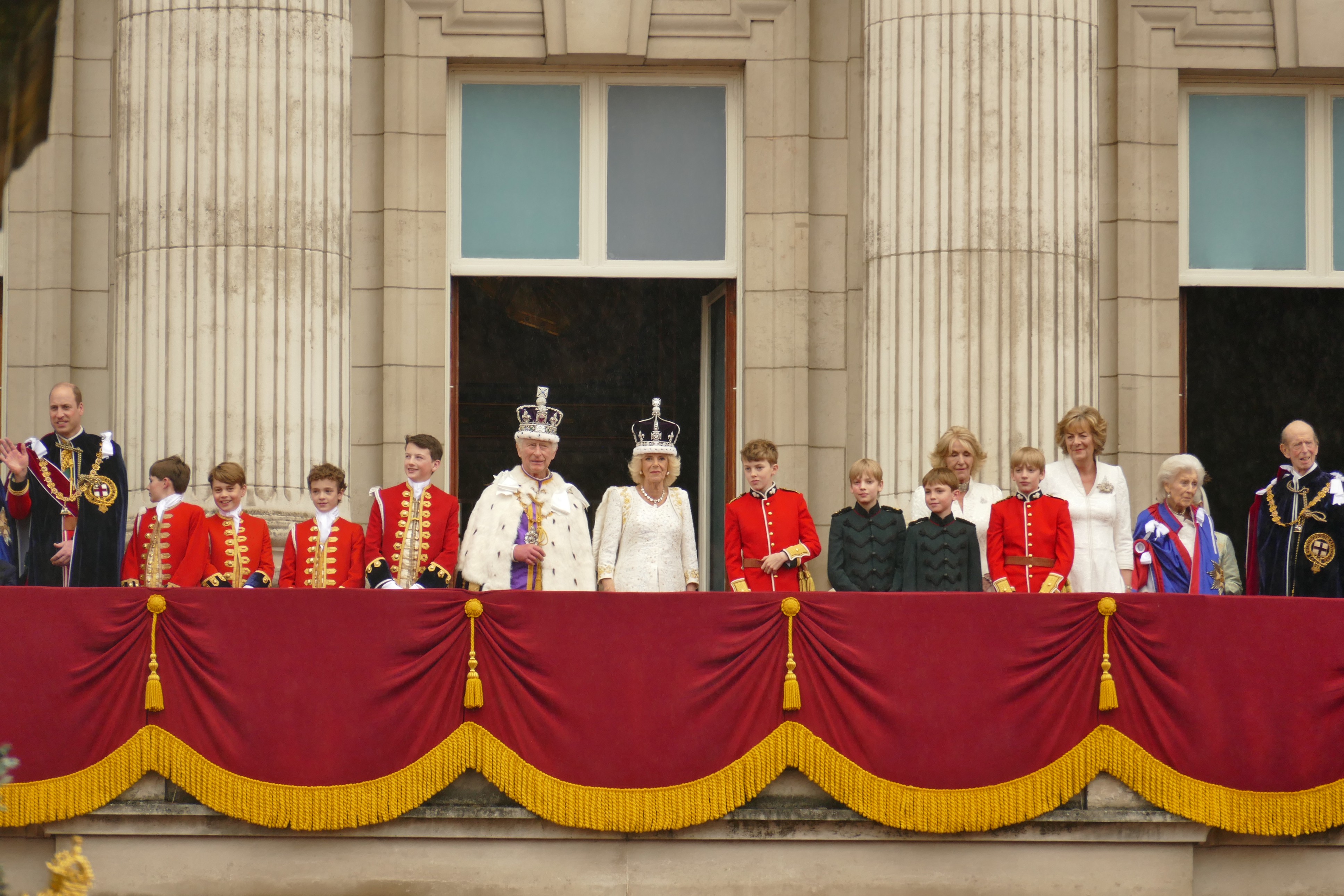 The balcony of Buckingham Palace with members of The Royal Family on it. 