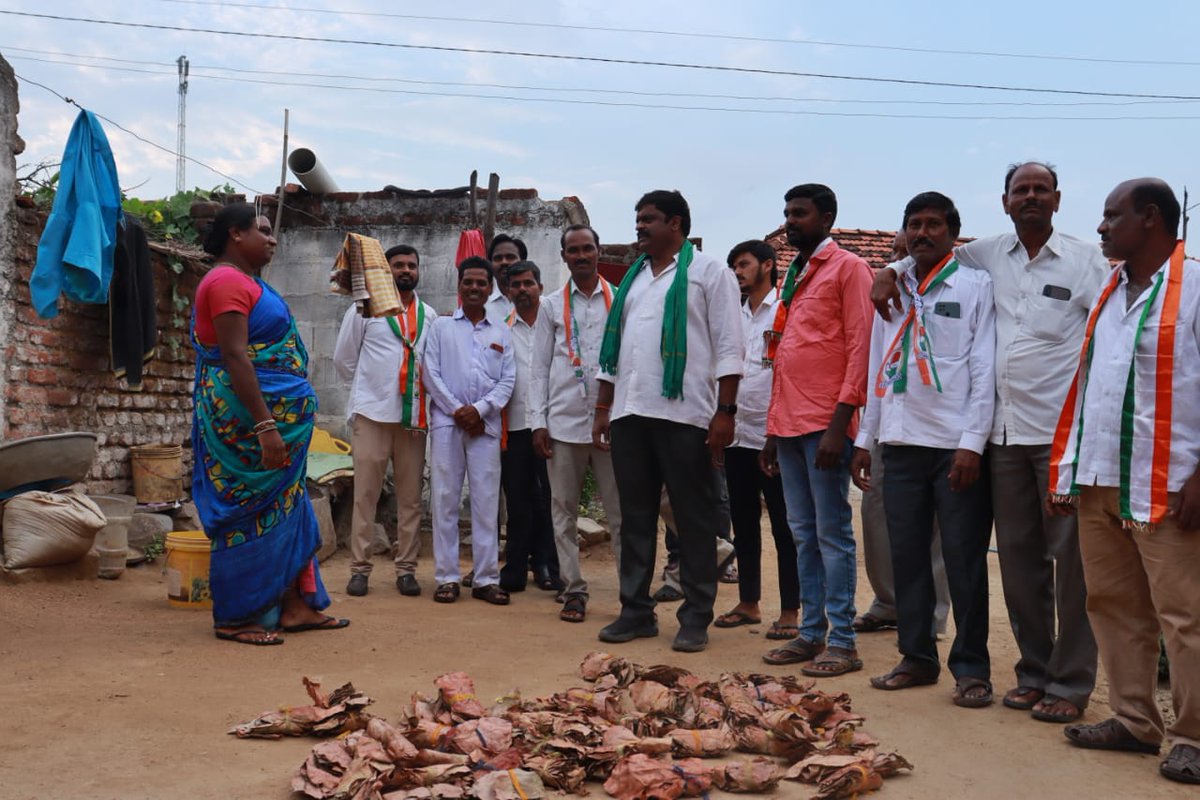CherukuCsr's tweet photo. #srinivasreddycheruku #DubbakaWithCongress #Dubbaka #inctelangana #Telangana #Congress #hathsehathjodoyatra #61thday #HathSeHathJodoAbhiyanYatra #RevanthReddy #RahulGandhi https://t.co/q0WB6acCjE