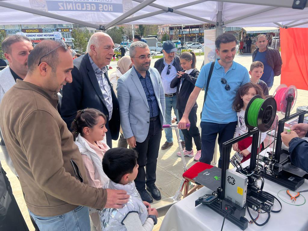 irfankartal_65's tweet photo. 📍 Edremit

Edremit Belediye Başkanımız @ismailssay kardeşim ile birlikte Edremit İlçe sahilinde vatandaşlarımız ile bir araya geldik.. https://t.co/bNlbxhXu7N