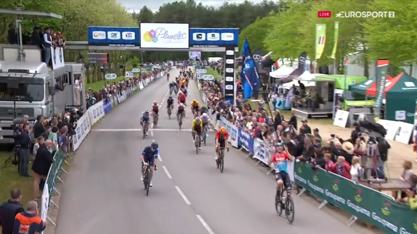 TeamCOFIDIS's tweet photo. Victoire d'Arnaud De Lie au sommet de Cadoudal. @EddyFin1 et @AxelZingle font 8⃣ et 9⃣e

#GPMorbihan https://t.co/ni6DX5wkcV