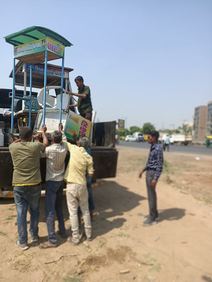AmdavadAMC's tweet photo. કાર્યક્રમ: સ્વચ્છતા અને દબાણ હટાવ ઝૂંબેશ
સ્થળ: પૂર્વ ઝોન
કાર્યવાહી:
✓સમગ્ર વૉર્ડમાં સ્વચ્છતા પ્રત્યે લોકજાગૃતિ અપાઈ
✓જાહેર દબાણો દૂર કરાયા
✓બિન પરવાનગી જાહેરાતો દૂર કરી વહીવટી ચાર્જ પેટે ₹૨૫,૦૦૦ની વસૂલાત
✓રસ્તા પર રાખેલા વાહનો લોક કરી વહીવટી ચાર્જ પેટે ₹૧૭,૪૦૦ની વસૂલાત https://t.co/q8OrnTUVnj