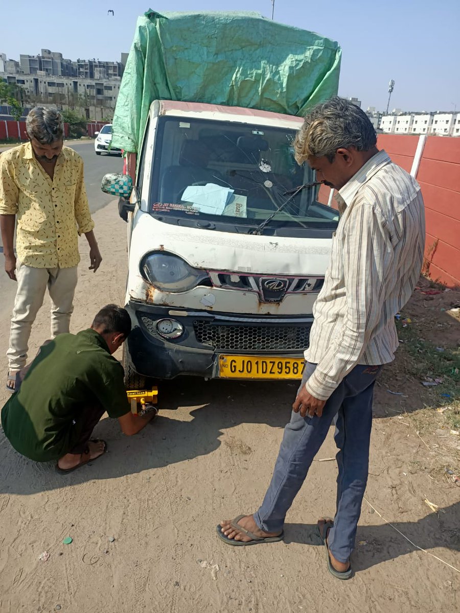 AmdavadAMC's tweet photo. કાર્યક્રમ: સ્વચ્છતા અને દબાણ હટાવ ઝૂંબેશ
સ્થળ: પૂર્વ ઝોન
કાર્યવાહી:
✓સમગ્ર વૉર્ડમાં સ્વચ્છતા પ્રત્યે લોકજાગૃતિ અપાઈ
✓જાહેર દબાણો દૂર કરાયા
✓બિન પરવાનગી જાહેરાતો દૂર કરી વહીવટી ચાર્જ પેટે ₹૨૫,૦૦૦ની વસૂલાત
✓રસ્તા પર રાખેલા વાહનો લોક કરી વહીવટી ચાર્જ પેટે ₹૧૭,૪૦૦ની વસૂલાત https://t.co/q8OrnTUVnj
