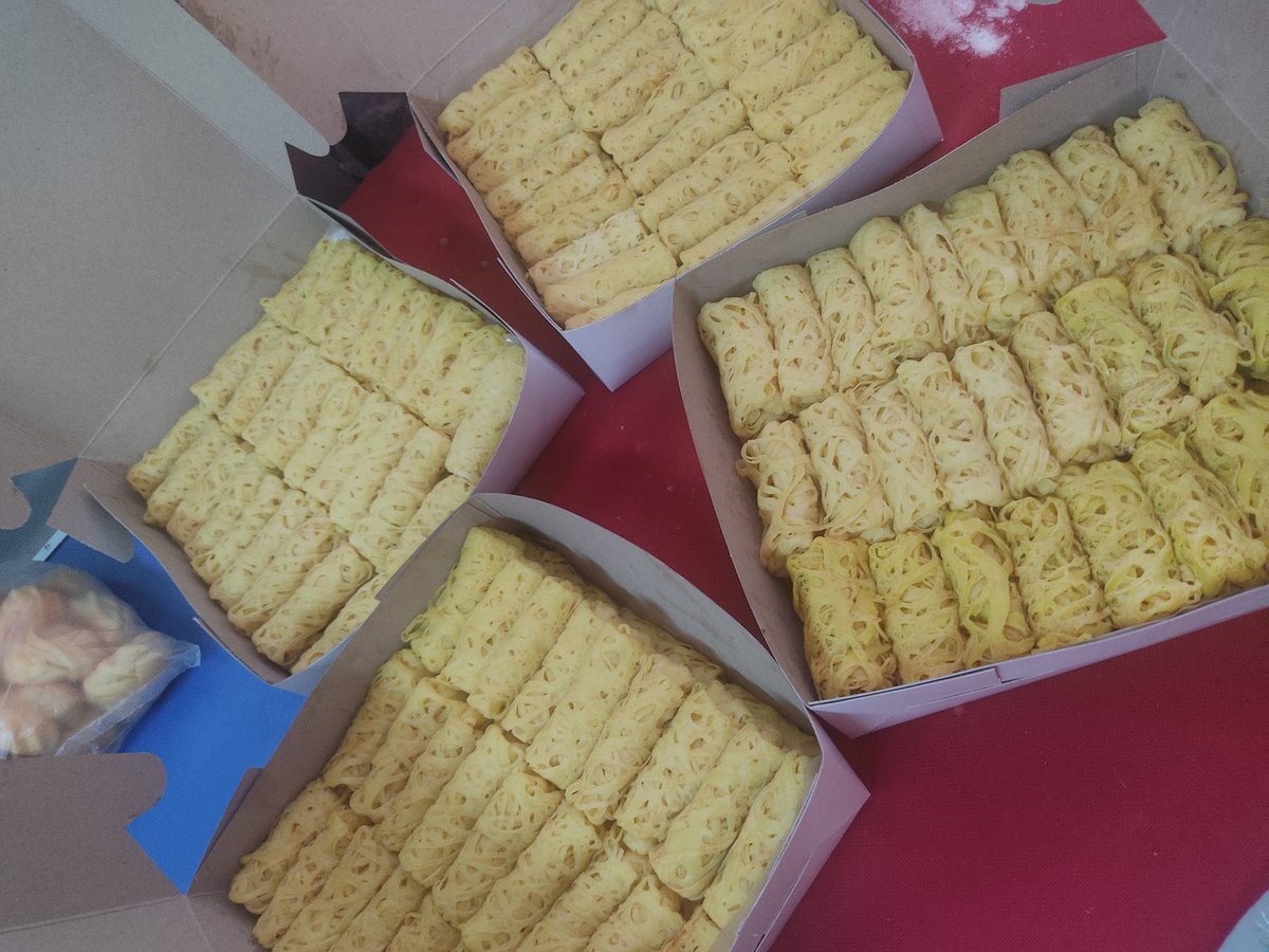 erull_s's tweet photo. menjala diatas kuali ni hasilnya 250 keping ๐คฒ #rotijala #openhouse https://t.co/5BeQrzhPt5
