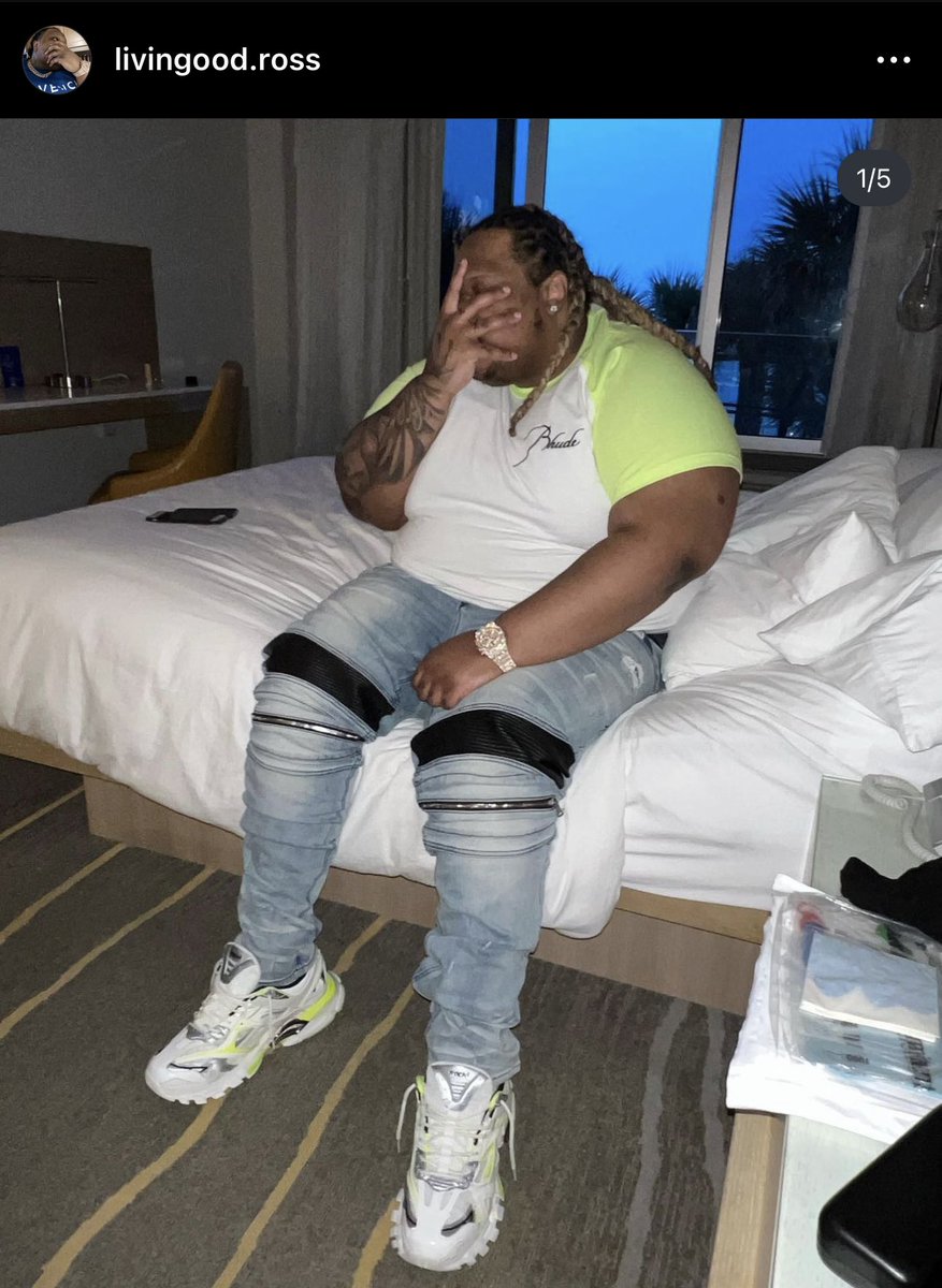 Bigbacksofchi's tweet image. Ross the biggest back in a wheel chair according to sources, this is the biggest troll in Chicago