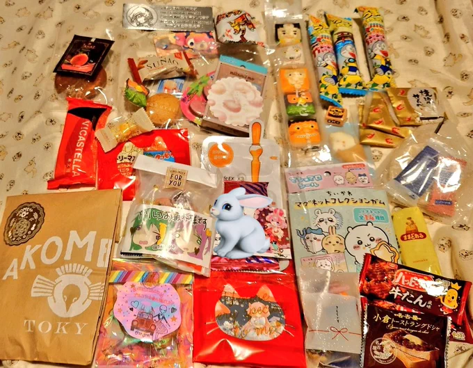 いただいた差し入れとお名刺! 沢山ありがとうございます!大切に食べます🤤💕 (もし写しそびれてるのあったらごめんなさい💦)