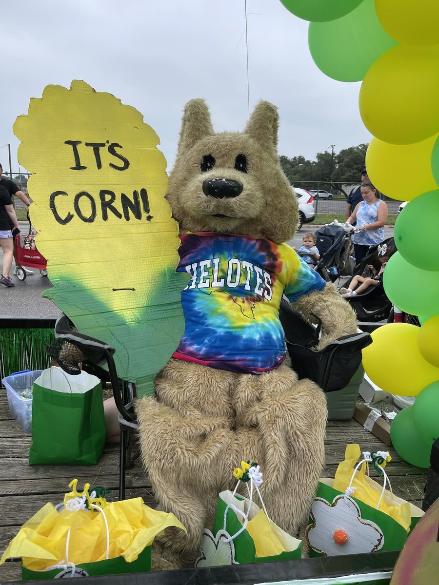 NISDKuentz's tweet photo. Helotes Cornyval parade!!! 
Peace ☮️ Love ❤️ Corn 🌽
Best time of the year!!! https://t.co/m8xktuQZf7