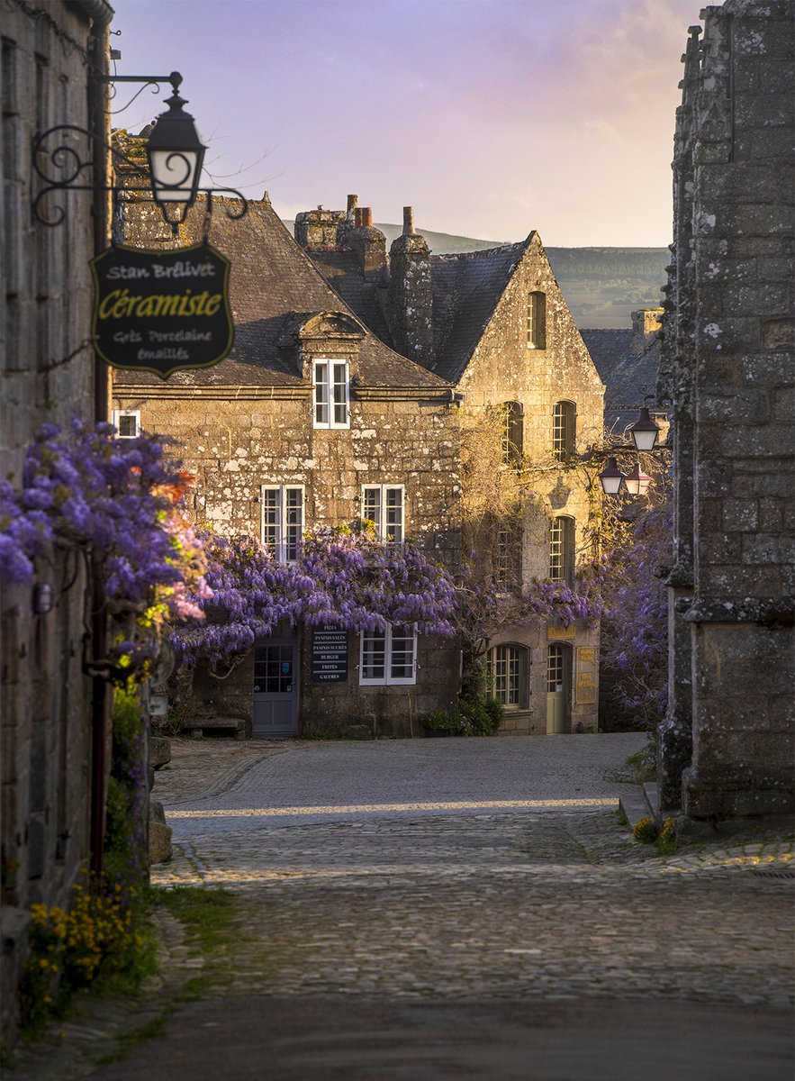 Se retrouver seul dans les rues de Locronan au petit matin et sentir le parfum de ces magnifiques glycines...
Bonne journée à toutes et tous !!