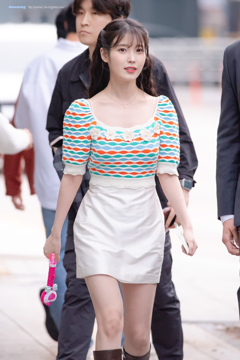 iu_bluewing's tweet photo. 230506 영화 <드림> 영등포 퇴근길 ✨

🐣........🐥💕

#아이유 #이지은 #IU #드림 #DREAM https://t.co/4EsmLeZ7qg