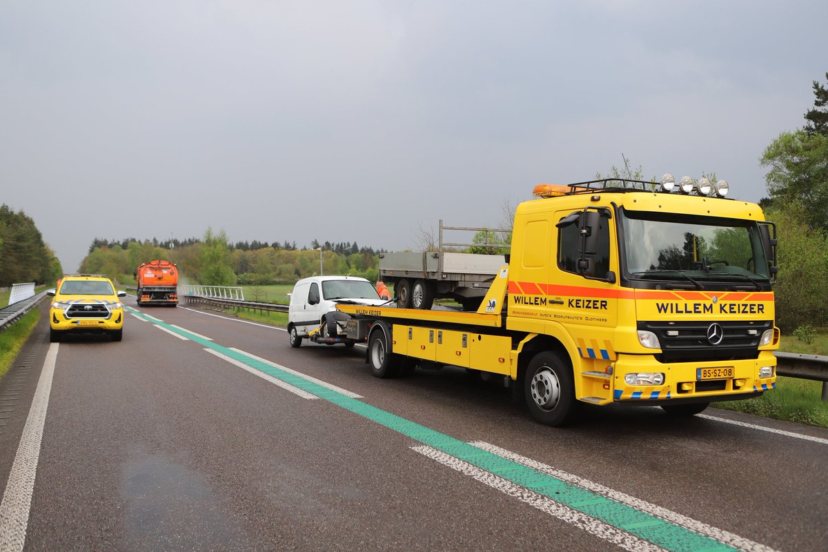 De auto en aanhanger op de #34 tussen Gasselte en Borger zijn afgesleept, het wegdek is weer schoongemaakt. De weg zal zo weer open gaan.
#N34 #Drouwen #Gasselte #Borger <a href="/ANWBverkeer/">ANWB Verkeersinformatie</a>