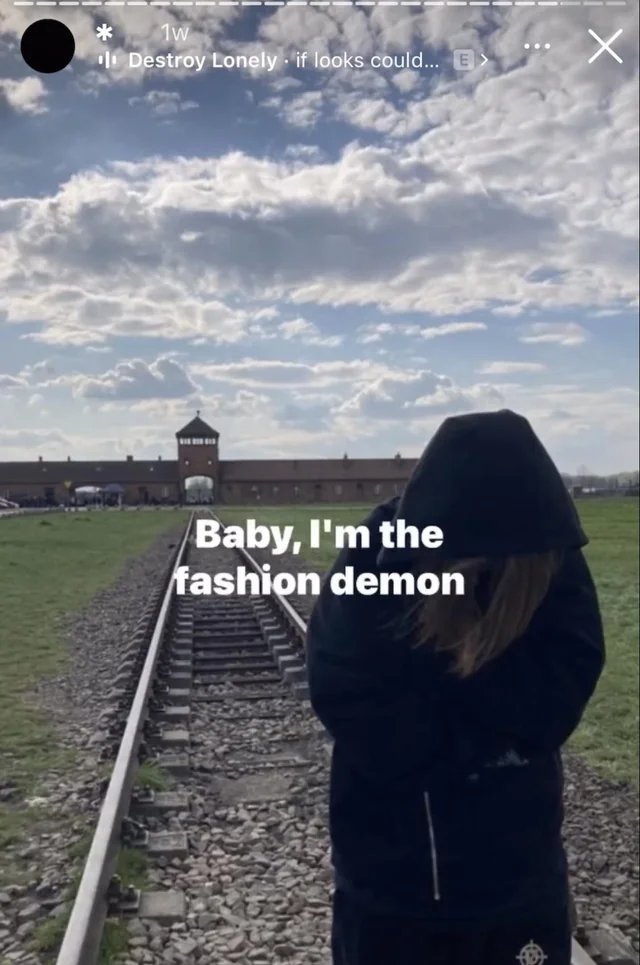 WeLoveYouZahir's tweet photo. This nigga ain't where I think he is right??? https://t.co/0wPODuo73f
