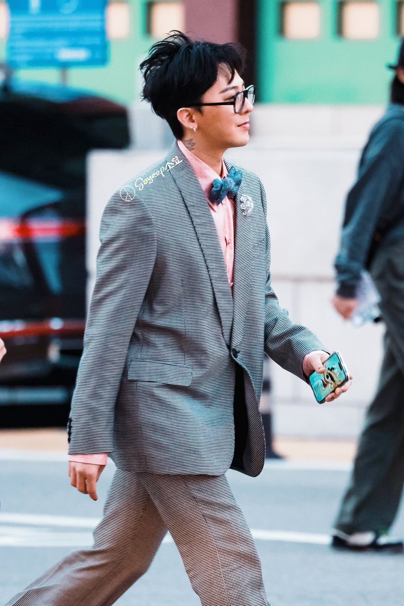 Coup_dEtat5's tweet photo. OMG 😍😍😍😍😍

Jiyong's Side profile!! &amp; That Smile 💗💗💗

#GDRAGON https://t.co/QcpcvMOt6m