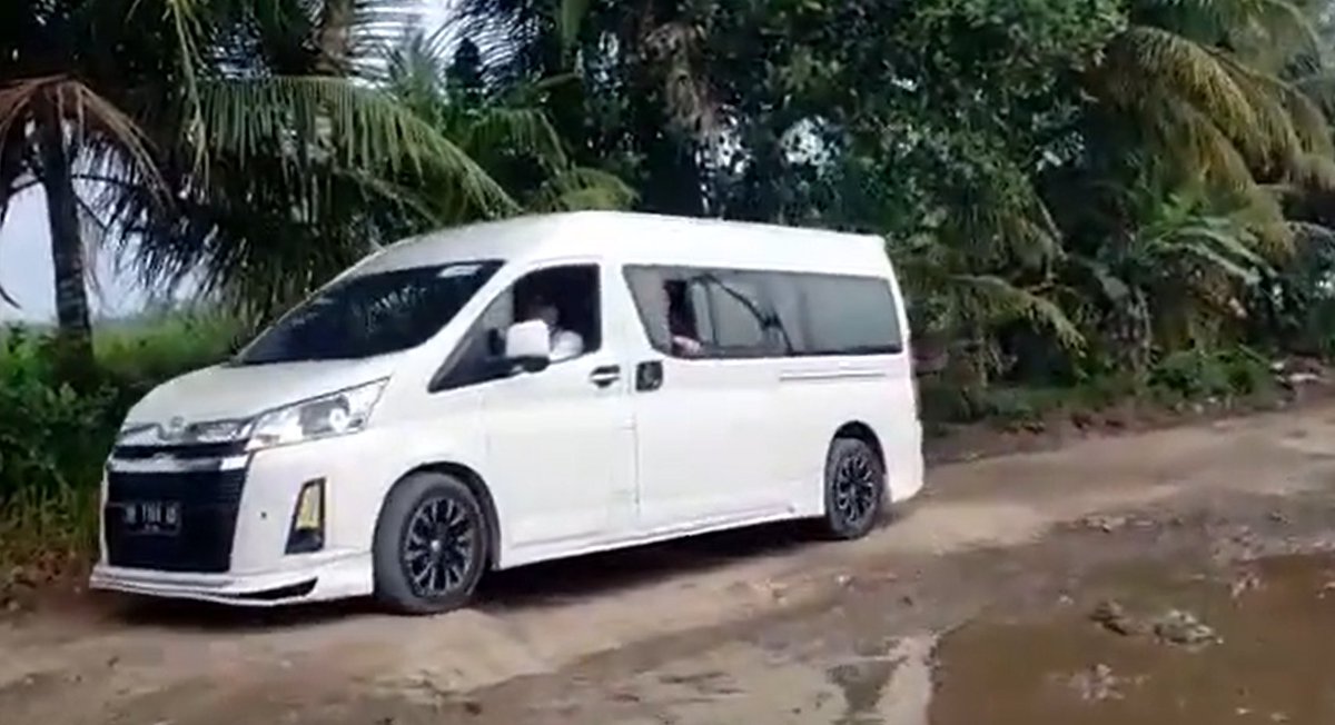 Yang gw gak habis pikir ampe skrng, tau jalanan rusak knp masih maksa ngecek jalan pake alphard?
