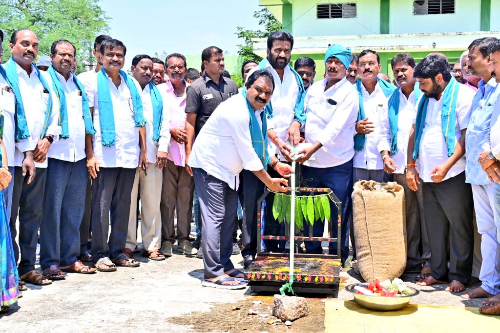 ArooriRamesh's tweet photo. నియోజకవర్గంలోని వర్దన్నపేట మండలం ఇల్లంద వ్యవసాయ మార్కెట్ యార్డులో వర్దన్నపేట ప్రాథమిక వ్యవసాయ సహకార సంఘం ఆధ్వర్యంలో ఏర్పాటు చేసిన మక్కల కొనుగోలు కేంద్రాన్ని ఉమ్మడి వరంగల్ DCCB ఛైర్మన్ @RRMarneni గారితో కలిసి ప్రారంభించడం జరిగింది.ఈ సందర్భంగా మాట్లాడుతూ రైతులు కొనుగోలు కేంద్రాలను సద్వినియోగం చేసుకోవాలని కోరడమైనది.
