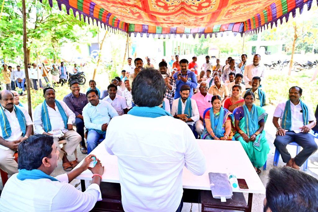 ArooriRamesh's tweet photo. నియోజకవర్గంలోని వర్దన్నపేట మండలం ఇల్లంద వ్యవసాయ మార్కెట్ యార్డులో వర్దన్నపేట ప్రాథమిక వ్యవసాయ సహకార సంఘం ఆధ్వర్యంలో ఏర్పాటు చేసిన మక్కల కొనుగోలు కేంద్రాన్ని ఉమ్మడి వరంగల్ DCCB ఛైర్మన్ @RRMarneni గారితో కలిసి ప్రారంభించడం జరిగింది.ఈ సందర్భంగా మాట్లాడుతూ రైతులు కొనుగోలు కేంద్రాలను సద్వినియోగం చేసుకోవాలని కోరడమైనది.