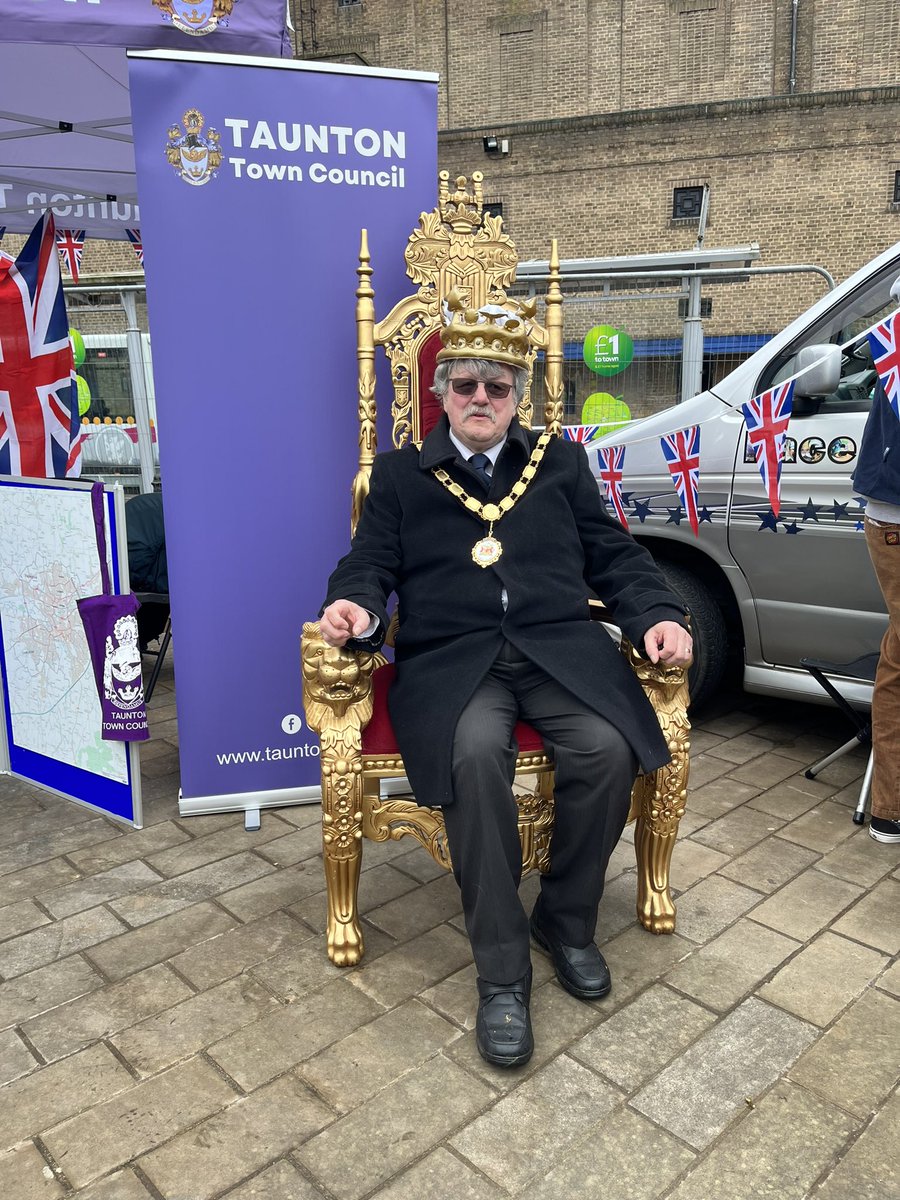 SomersetCouncil's tweet photo. The sun is shining on our performers at #CastleGreen, the entertainment continues all afternoon and tomorrow! πͺ©πΆπ
Thereβs been so much going on here at our #TauntonCoronation event, check out these photos for some highlights π·
Join us at 7pm for @SomersetOpera π https://t.co/Yp5XHZJNGg
